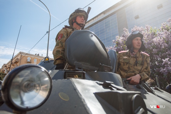 Улица Мира 7 мая была окутана ароматом сирени и резины, железа Улица Мира 7 мая была окутана ароматом сирени и резины, железа