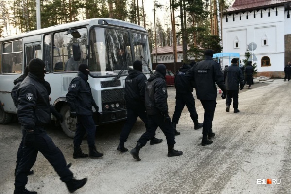 Мы попробовали узнать, зачем было отправлять такое количество силовиков к монашкам Мы попробовали узнать, зачем было отправлять такое количество силовиков к монашкам