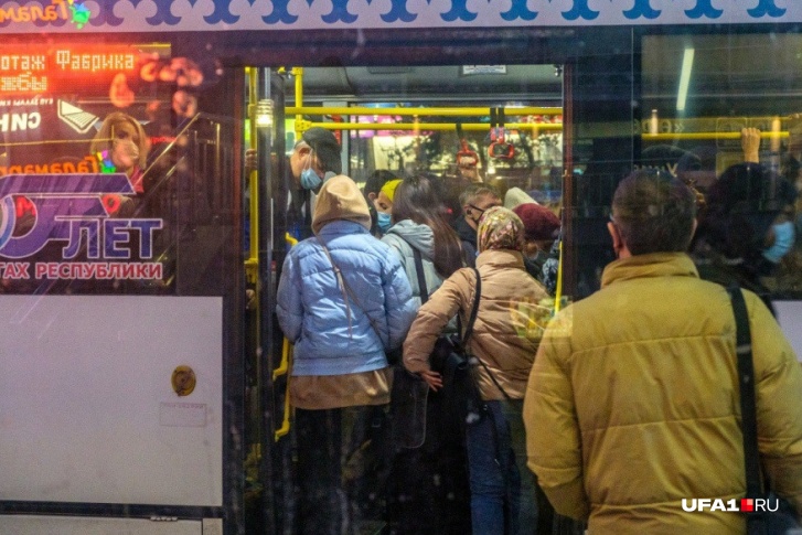 Жители Нагаево жалуются, что в маршрутках не протолкнуться Жители Нагаево жалуются, что в маршрутках не протолкнуться