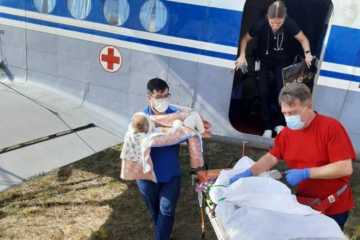 Девочку доставили сегодня на самолете, который приземлился в Логиново Девочку доставили сегодня на самолете, который приземлился в Логиново