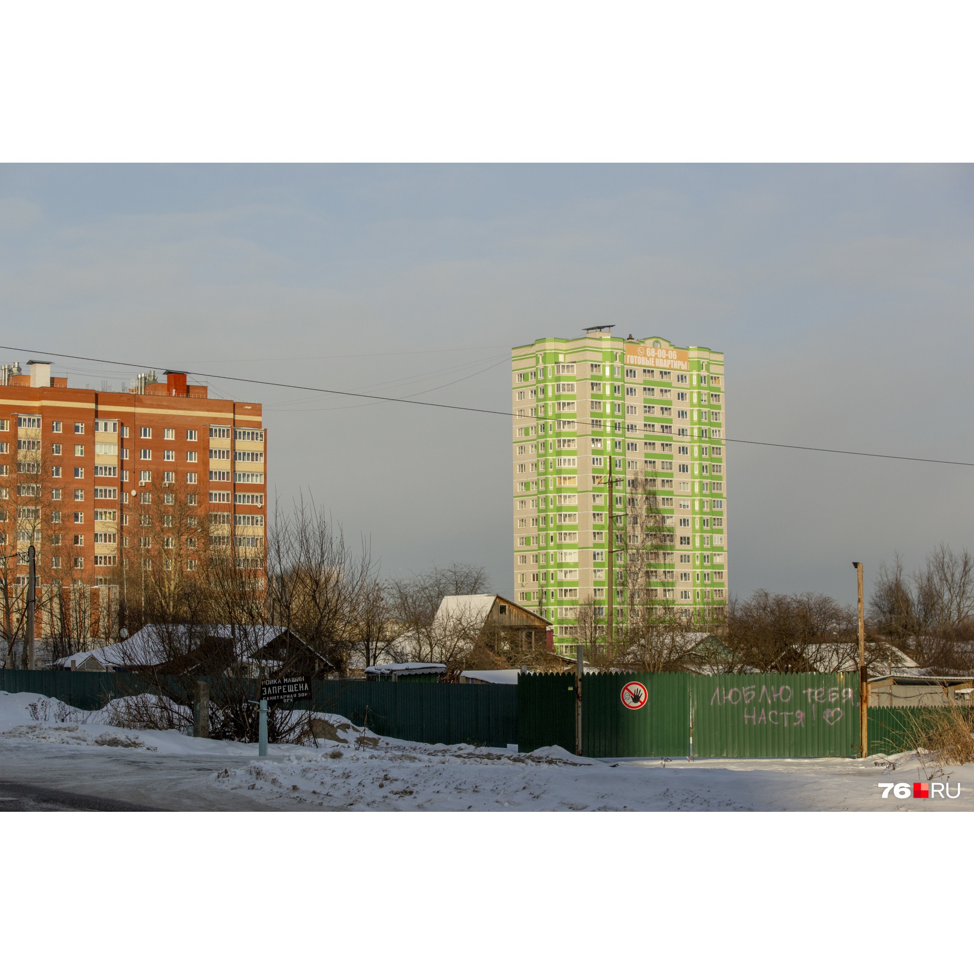 На участке за зеленым забором скоро тоже вырастет дом На участке за зеленым забором скоро тоже вырастет дом