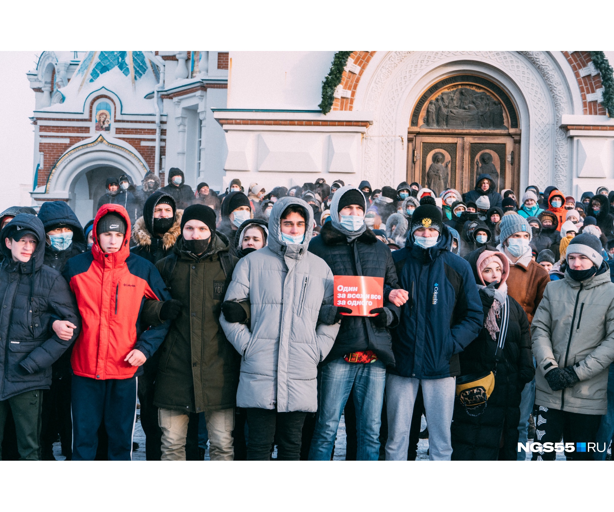 Протестующие встали на площади перед храмом Протестующие встали на площади перед храмом