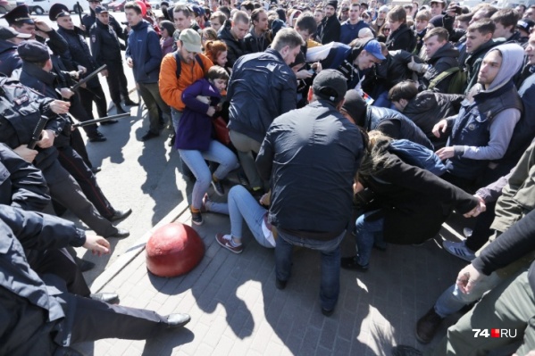 Активистов обвиняли в организации беспорядков в центре Челябинска, за это им грозило до 7 лет лишения свободы Активистов обвиняли в организации беспорядков в центре Челябинска, за это им грозило до 7 лет лишения свободы