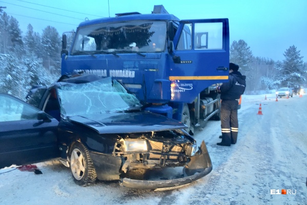 Водитель иномарки от полученных травм скончался на месте еще до приезда скорой помощи Водитель иномарки от полученных травм скончался на месте еще до приезда скорой помощи