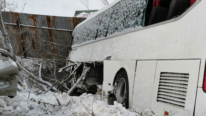 В челябинском горздраве рассказали о травмах пассажиров слетевшего в овраг рейсового автобуса