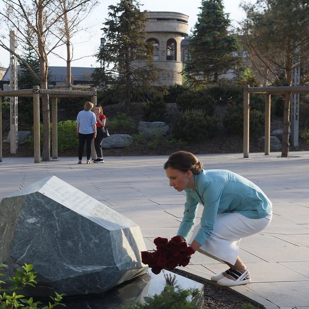 Детский омбудсмен Анна Кузнецова возложила цветы к мемориалу на месте сгоревшей «Зимней вишни»