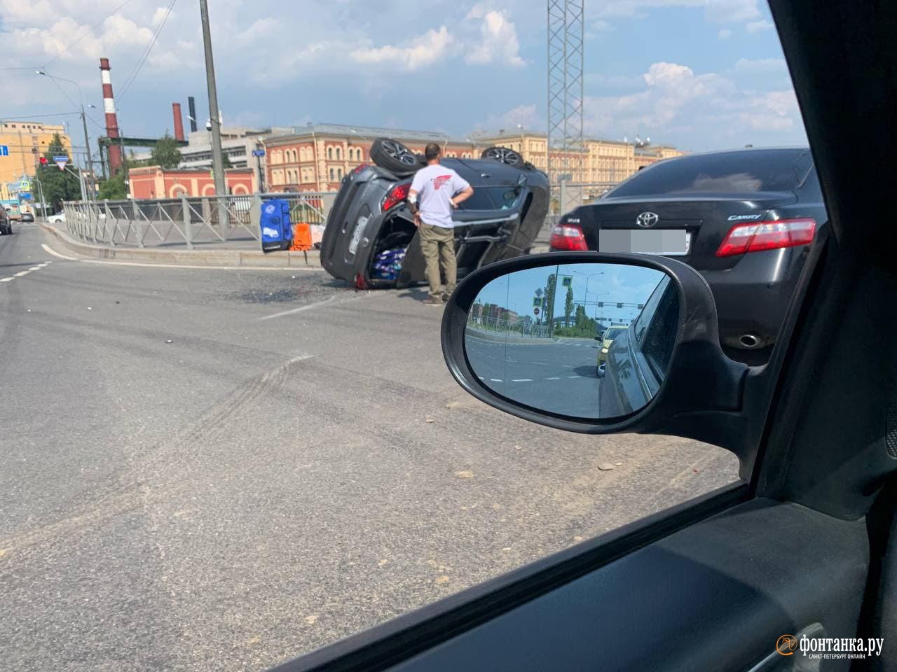 У Атаманского моста машина смольнинского автопарка попала в ДТП. Камеры засняли, как от удара второй автомобиль перевернулся