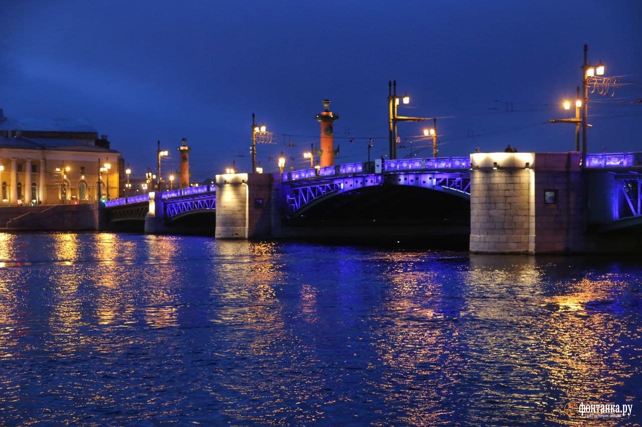 24 апреля спб. Дворцовый мост. Дворцовый мост в Питере синяя. Петербург фото города 2021. Фото Питера в голубых тонах.