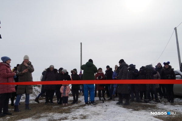 Жители деревни Редкое пришли посмотреть на вышку связи вместе с детьми Жители деревни Редкое пришли посмотреть на вышку связи вместе с детьми