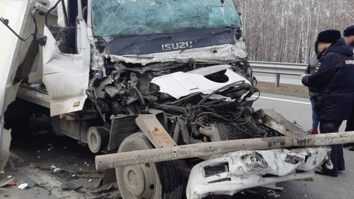 «Кабина оказалась под прицепом»: в столкновении двух фур на М-5 в Челябинской области погиб водитель