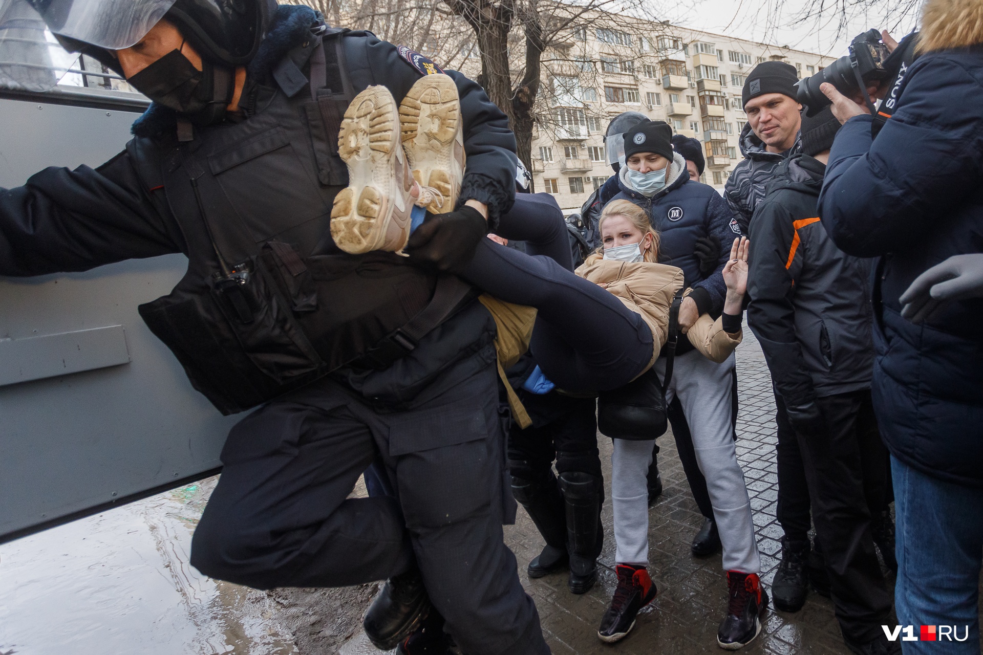 Стычки с правоохранителями заканчивались задержаниями Стычки с правоохранителями заканчивались задержаниями