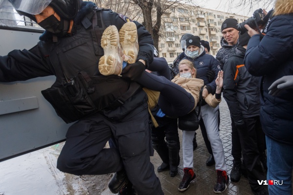 Полицейские задерживали самых активных участников Полицейские задерживали самых активных участников 