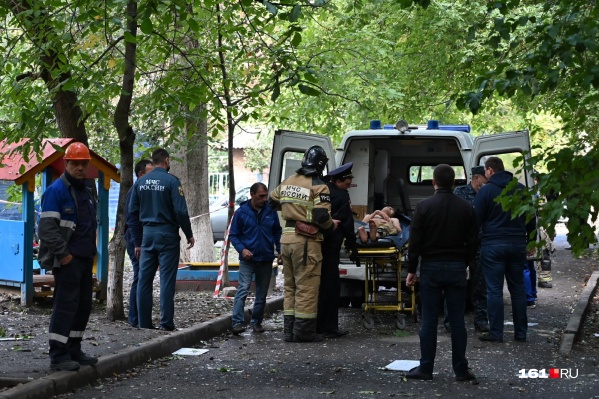 На носилках — пострадавший от взрыва На носилках — пострадавший от взрыва