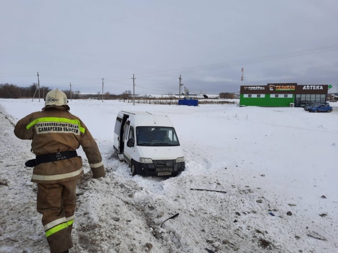 От удара FIAT выбросило в кювет От удара FIAT выбросило в кювет