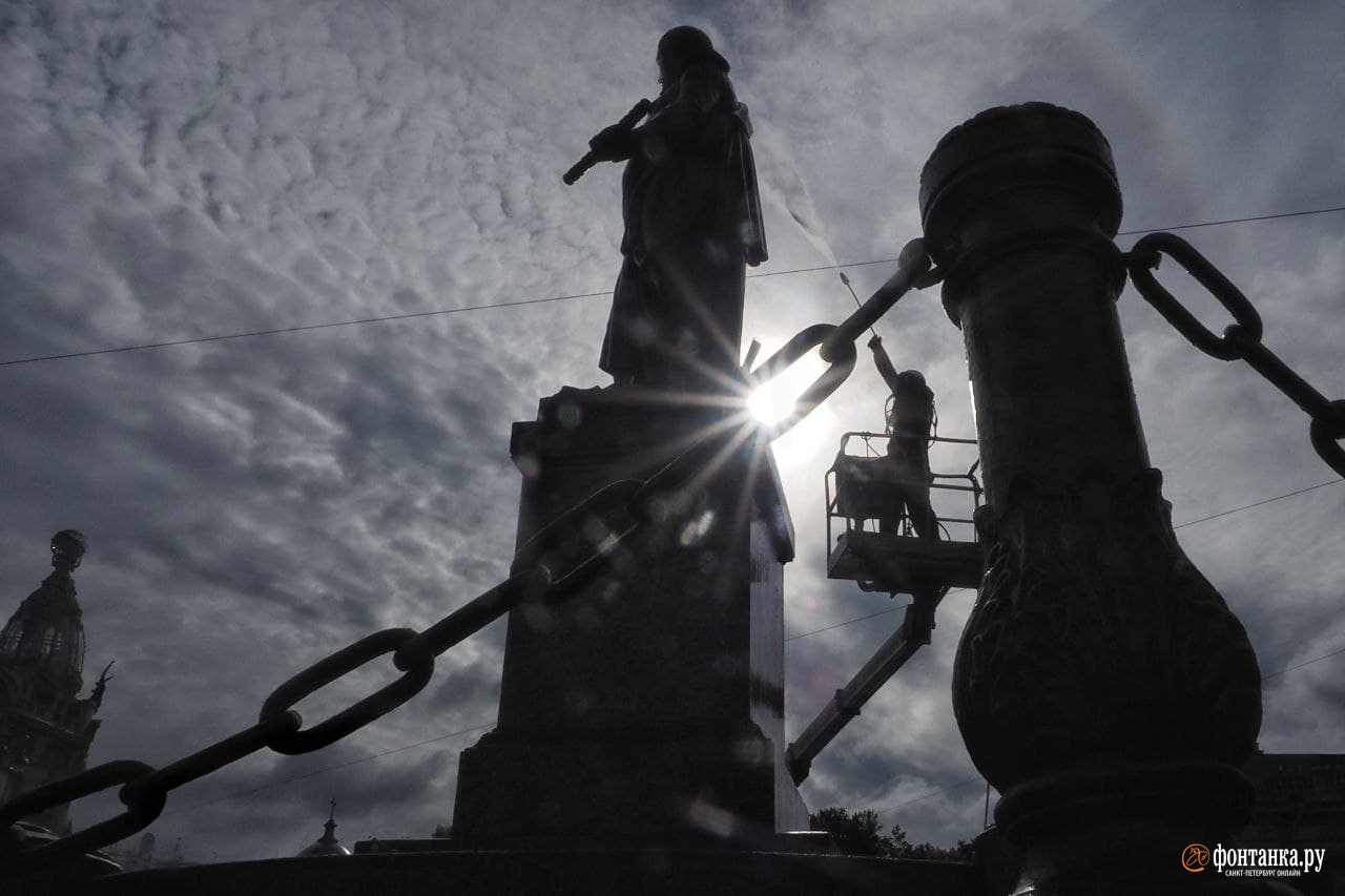 Чистое утро для полководцев. В Петербурге моют памятники у Казанского собора