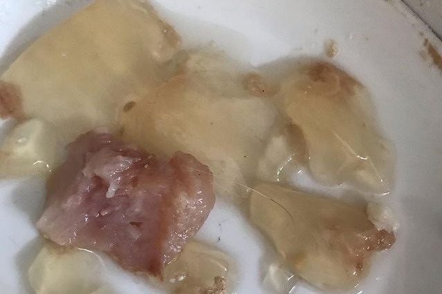 Пока в школьных столовых кормят котлетами и сосисками, детям-инвалидам выдают такую желеобразную массу Пока в школьных столовых кормят котлетами и сосисками, детям-инвалидам выдают такую желеобразную массу