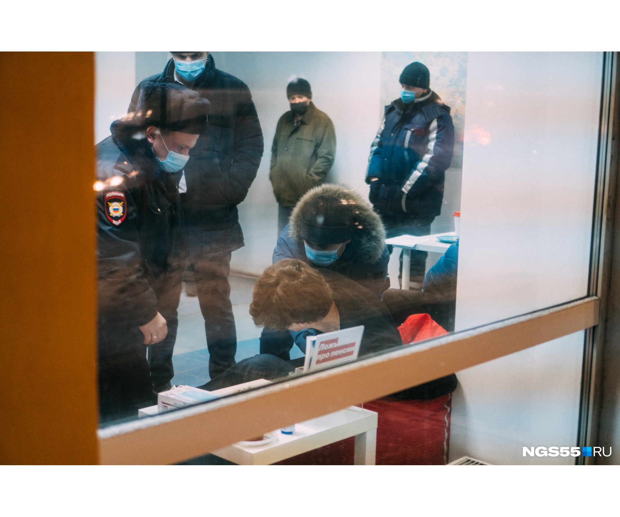 Снимать не разрешили не только нашему фотографу, но и членам штаба. Они утверждают, что при малейшей попытке зафиксировать происходящее на камеру телефоны пытались отобрать Снимать не разрешили не только нашему фотографу, но и членам штаба. Они утверждают, что при малейшей попытке зафиксировать происходящее на камеру телефоны пытались отобрать