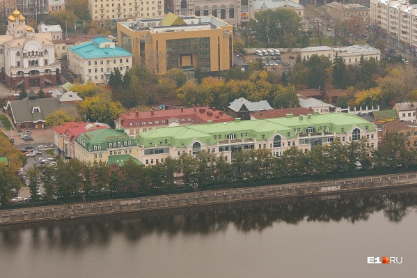 Бизнес-центр «Сенат» (на переднем плане) имеет площадь более <nobr class="_">10 тысяч кв. м</nobr> Бизнес-центр «Сенат» (на переднем плане) имеет площадь более <nobr class="_">10 тысяч кв. м</nobr>