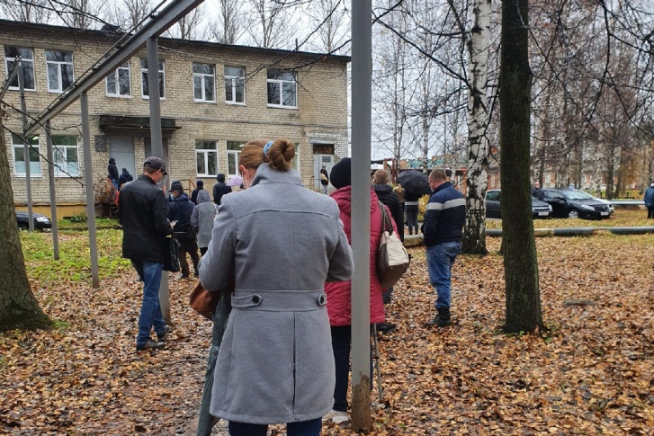 Люди выстроились в очередь с самого утра Люди выстроились в очередь с самого утра