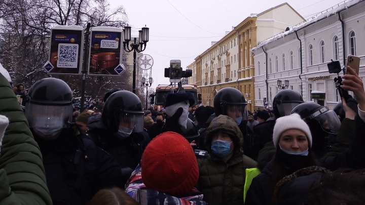 В Нижнем Новгороде ОМОН перекрыл дорогу протестующим на Большой Покровской