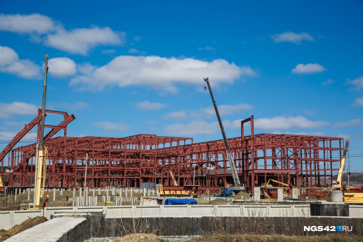 Так стройплощадка «Кузбасс Арены» выглядела в апреле 2021 года. Строительство должно завершиться в следующем году