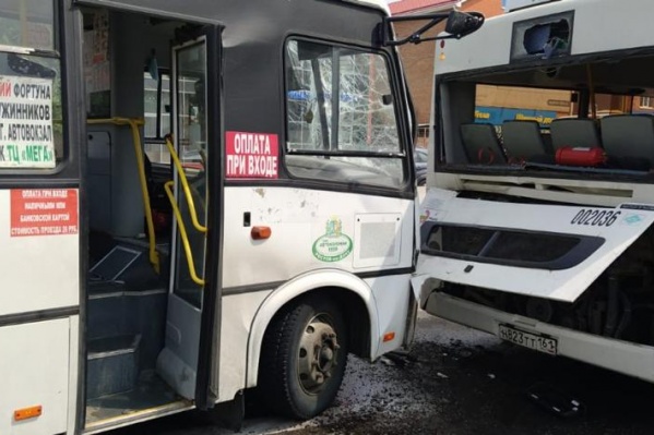 Оба автобуса двигались в одном направлении Оба автобуса двигались в одном направлении