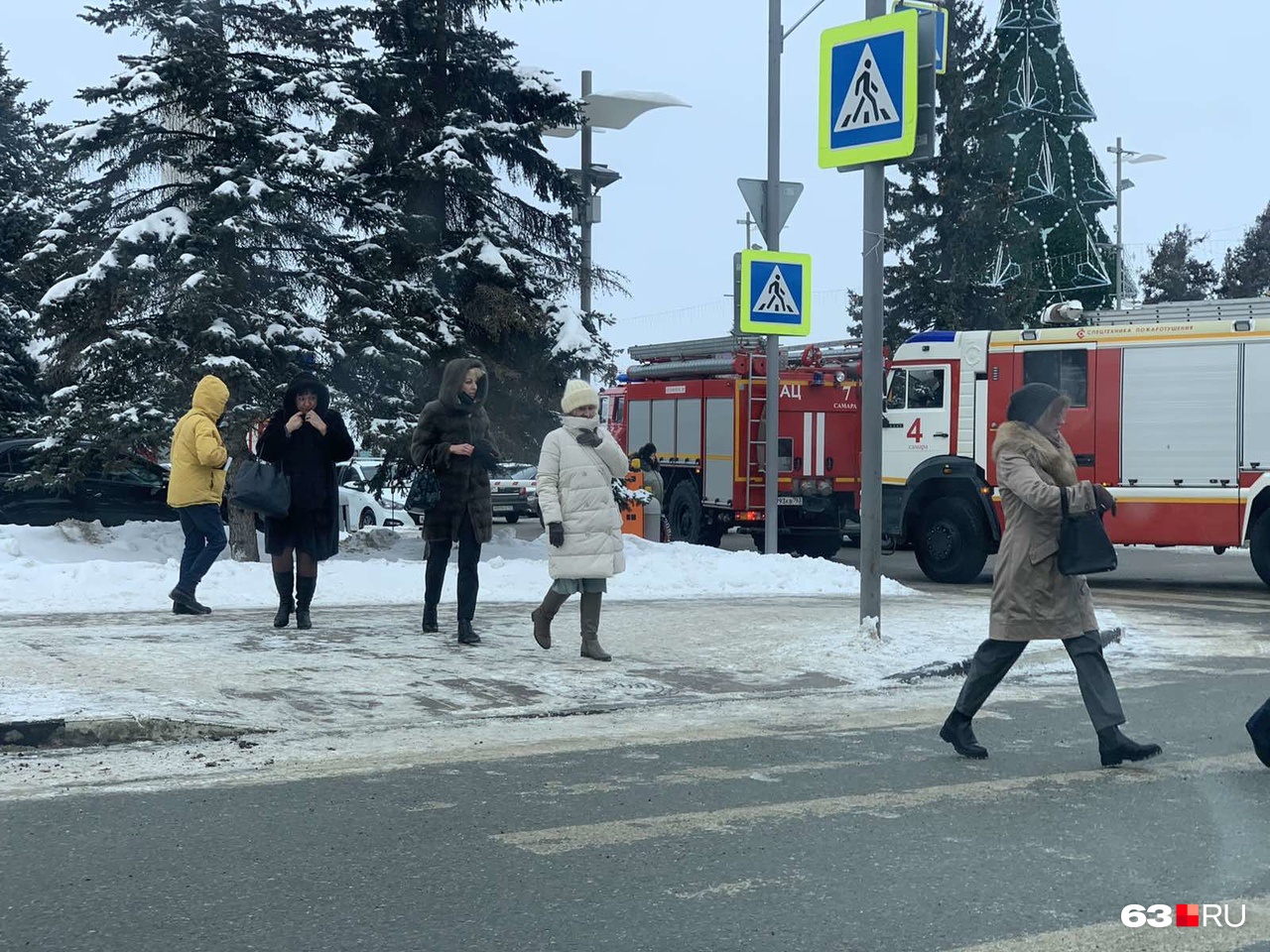 Машины экстренных служб заехали на парковку на площади Славы Машины экстренных служб заехали на парковку на площади Славы