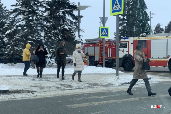 Пожарные машины заехали на площадь Славы Пожарные машины заехали на площадь Славы
