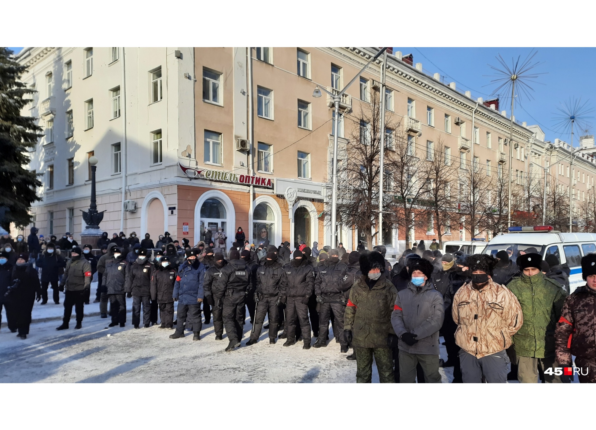 Полицейских было очень много Полицейских было очень много