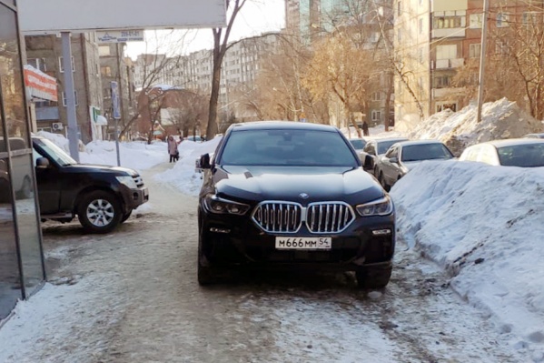 Стоянка на тротуаре Стоянка на тротуаре 