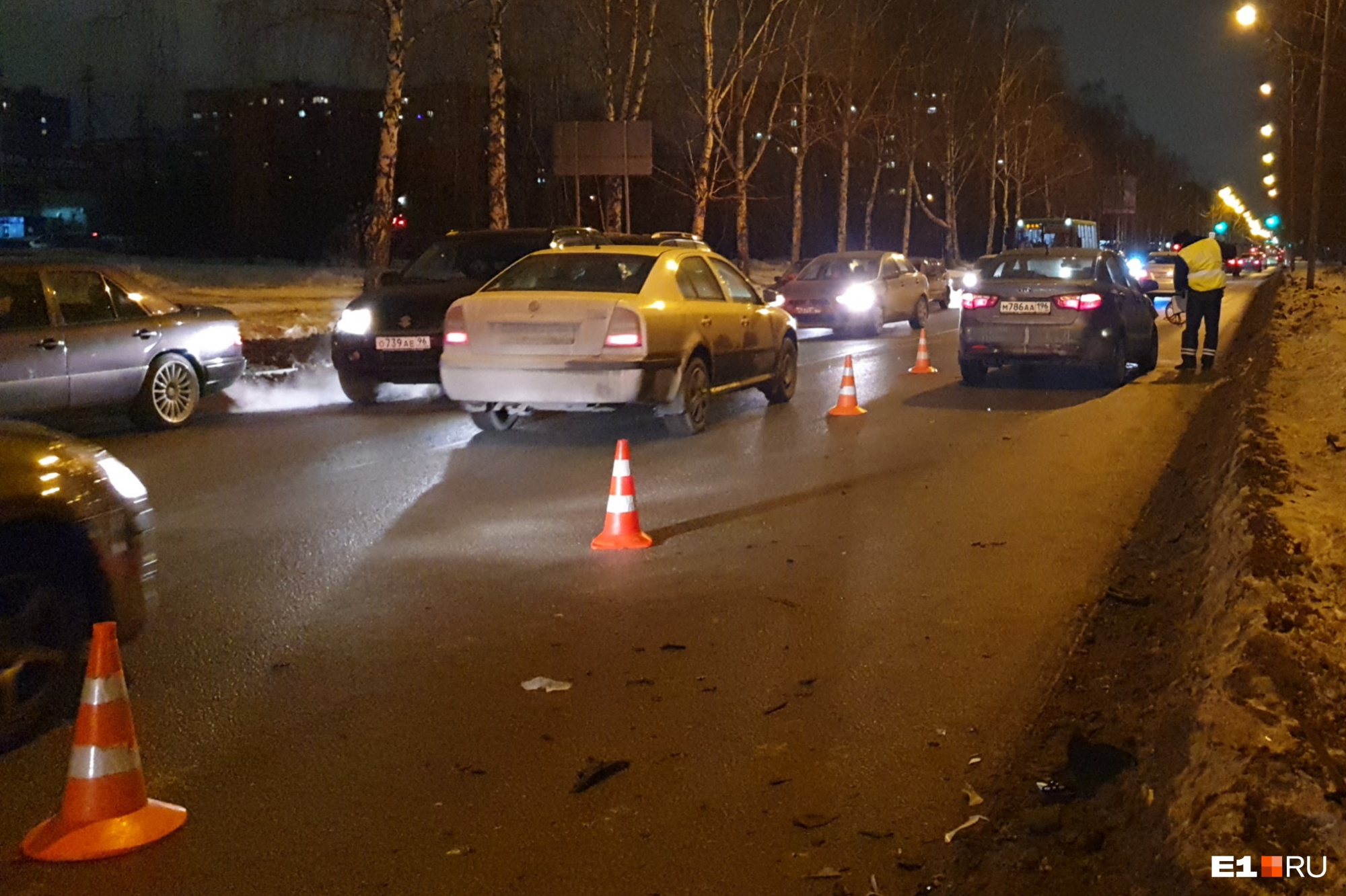 Столкнулись Skoda и KIA: в Екатеринбурге в аварии пострадали 4-летний мальчик и взрослая пассажирка
