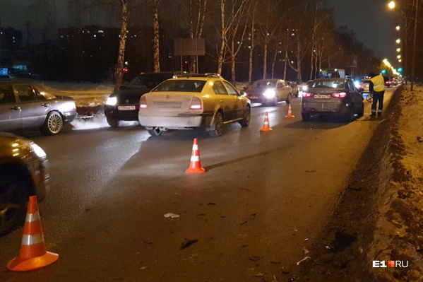 Авария произошла рядом с домом на улице Академика <nobr class="_">Бардина, 31</nobr> Авария произошла рядом с домом на улице Академика <nobr class="_">Бардина, 31</nobr>
