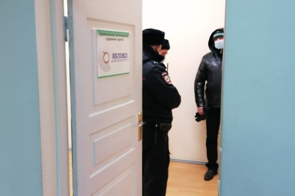 В офисе «Яблока» задержали двух человек, к одному полицейские пришли домой. Днем в отделение доставили еще двух оппозиционеров В офисе «Яблока» задержали двух человек, к одному полицейские пришли домой. Днем в отделение доставили еще двух оппозиционеров