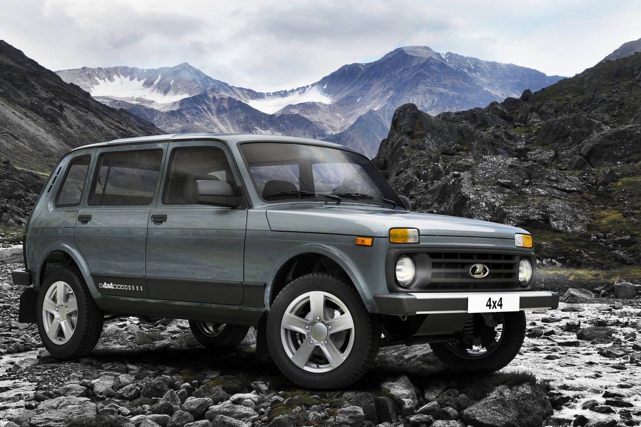 Пятидверная Lada Niva Legend при прочих равных примерно на 70 тысяч рублей дешевле Пятидверная Lada Niva Legend при прочих равных примерно на 70 тысяч рублей дешевле