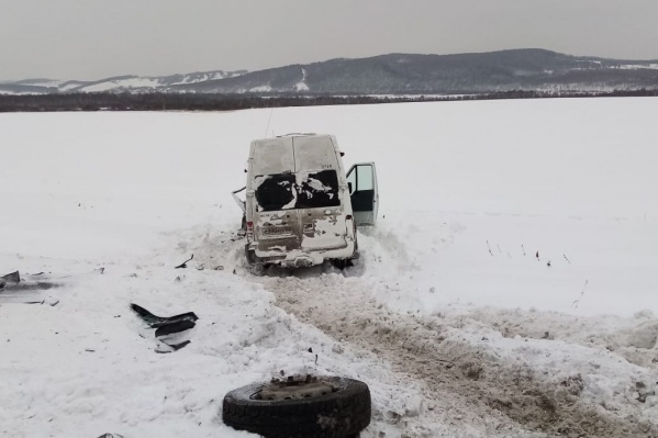 Один из автобусов улетел в кювет Один из автобусов улетел в кювет