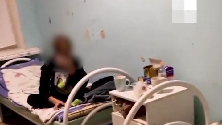 Мать с больным ребенком положили в палату южноуральской больницы без отопления, но с ванной у кровати