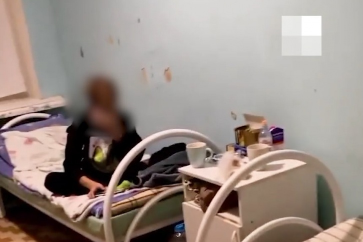 Состояние палаты вызвало у матери много вопросов. Особенно ее удивило, что у кровати делает неработающая ванна Состояние палаты вызвало у матери много вопросов. Особенно ее удивило, что у кровати делает неработающая ванна