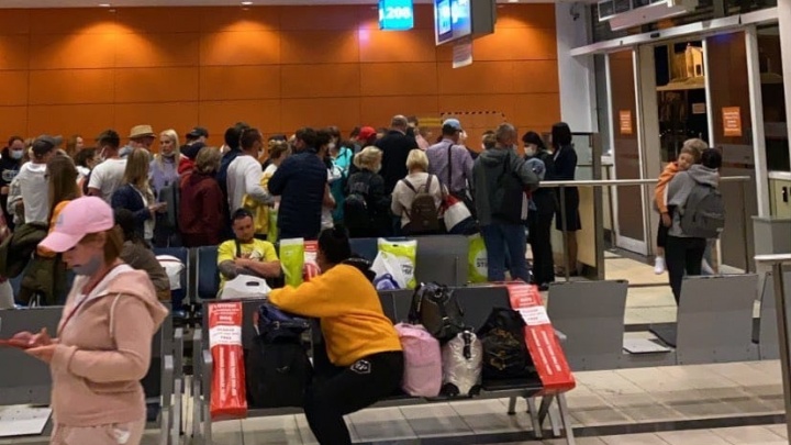 Пассажиры чартерного рейса в Турцию застряли в тюменском аэропорту — они ждут вылета уже 9 часов