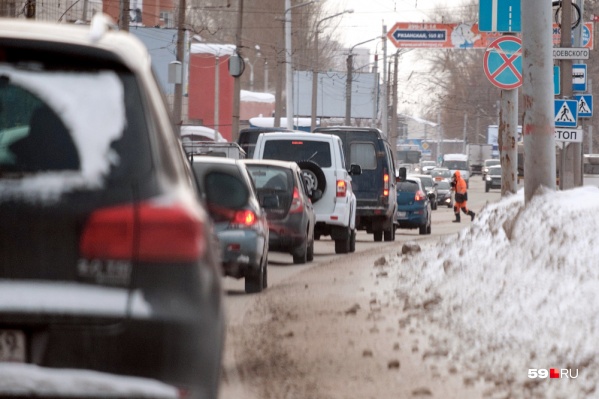 Автомобилей в городе много, многие часы проводят в пробках Автомобилей в городе много, многие часы проводят в пробках