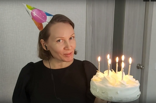 Как и в оригинальном ролике СК, девушка держит торт со свечками Как и в оригинальном ролике СК, девушка держит торт со свечками