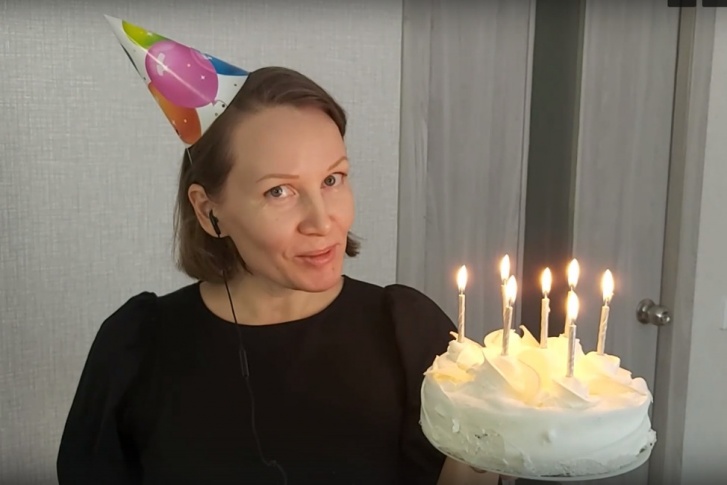 Как и в оригинальном ролике СК, девушка держит торт со свечками