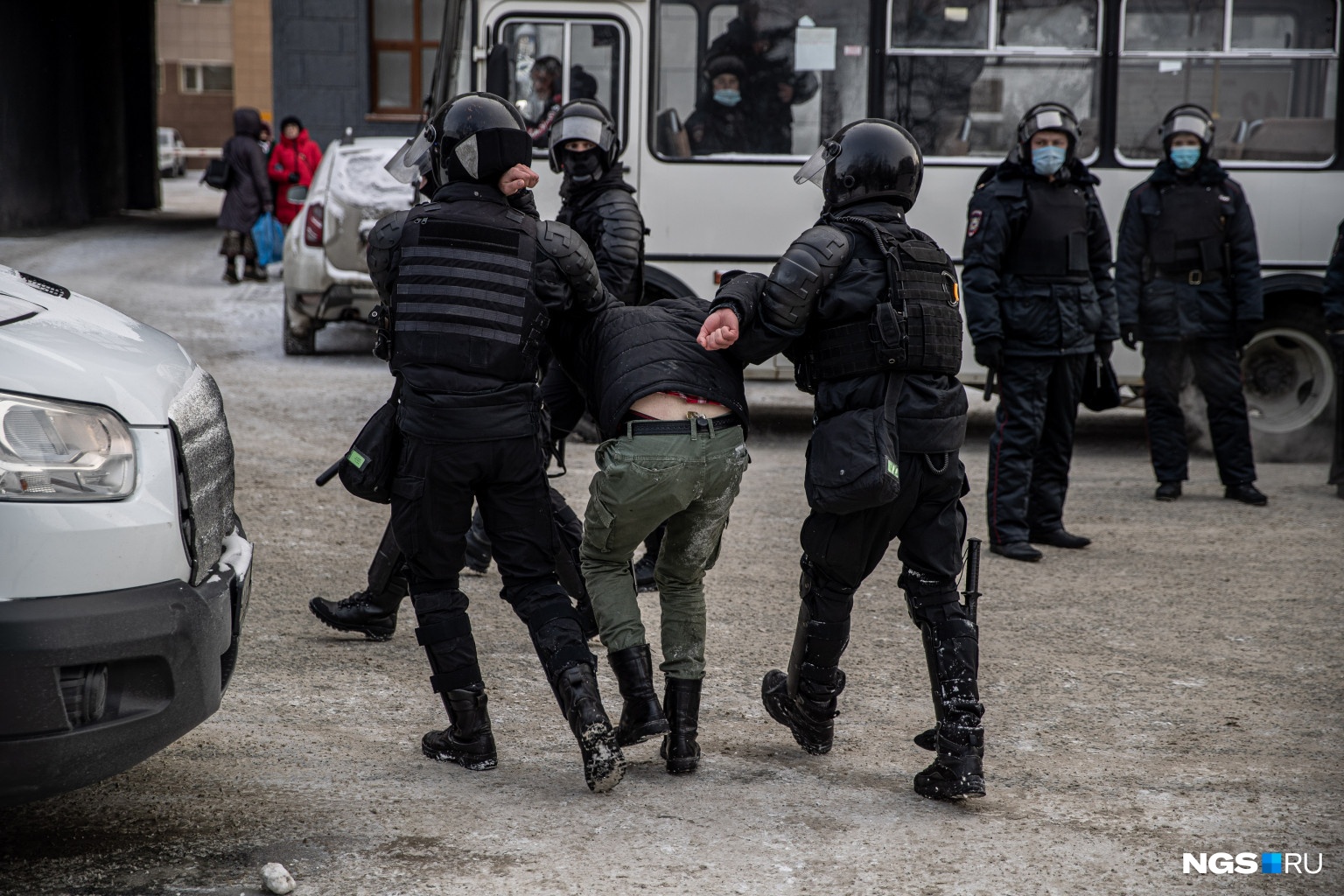 По различным подсчетам, количество задержанных варьируется от 54 до 100 человек По различным подсчетам, количество задержанных варьируется от 54 до 100 человек