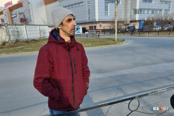 Андрей шел посередине улицы Толедова Андрей шел посередине улицы Толедова