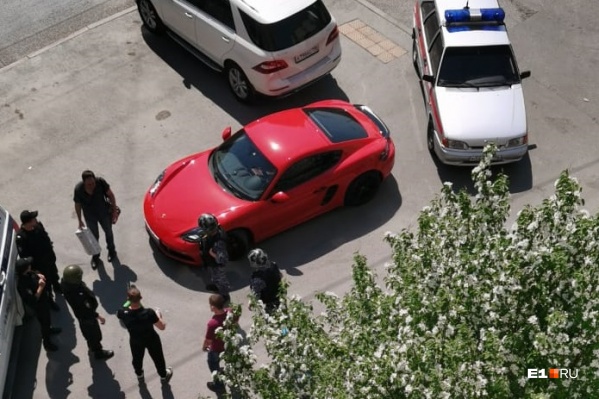Пешеход отказался пропускать водителя красного Porsche Пешеход отказался пропускать водителя красного Porsche