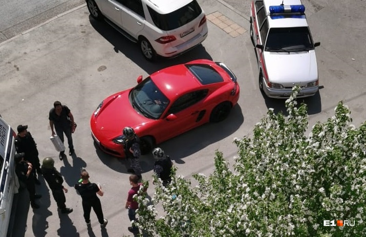 В Екатеринбурге возбудили дело против бизнесмена на спорткаре, открывшего стрельбу во время разборки с пешеходом