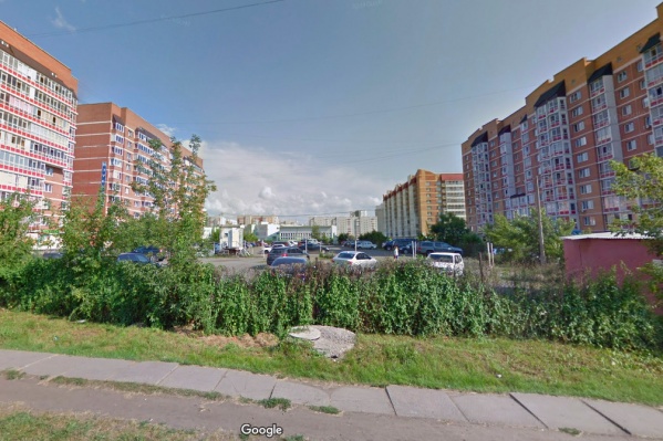 На месте будущей поликлиники пока автостоянка На месте будущей поликлиники пока автостоянка