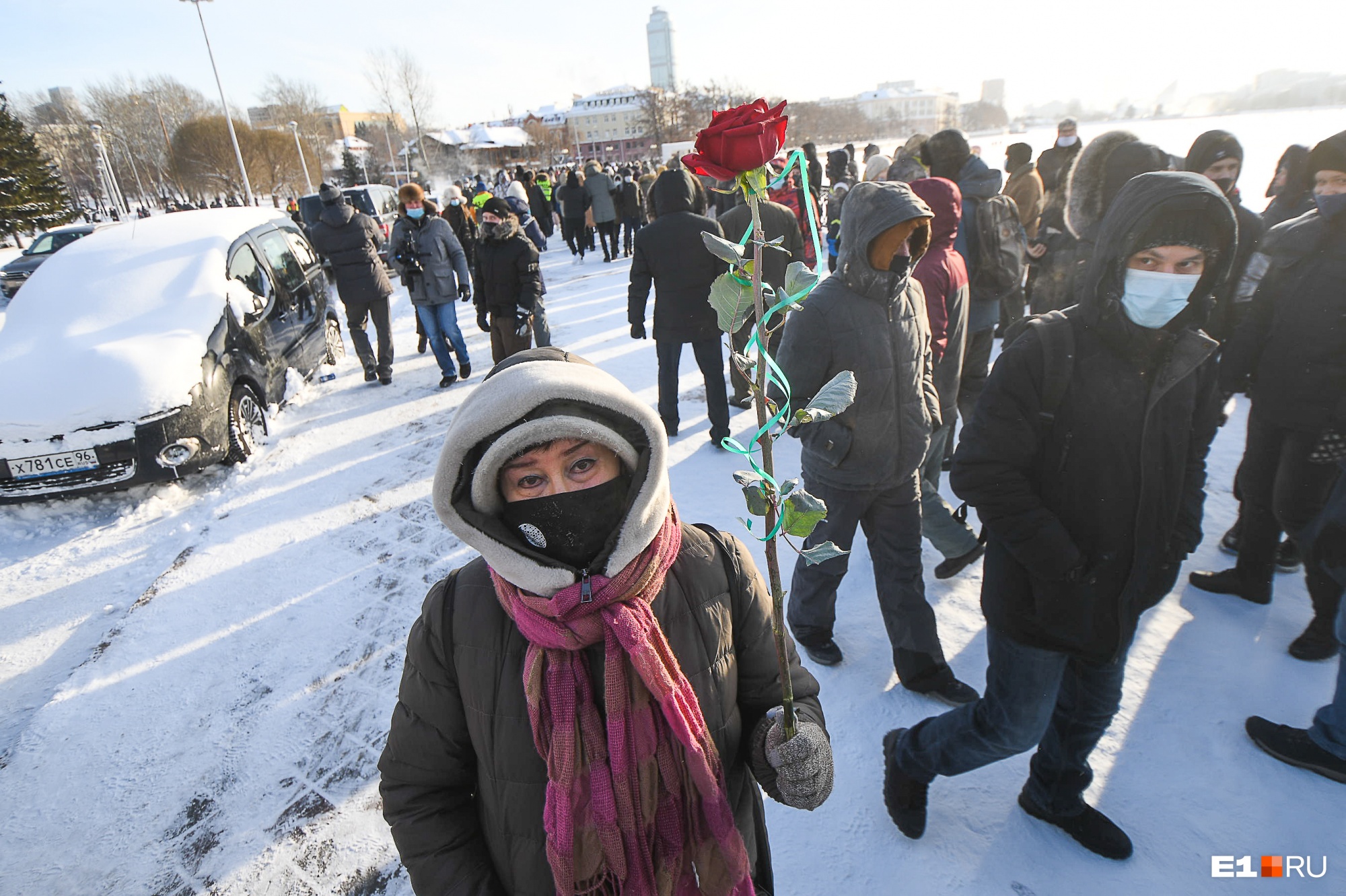 В Екатеринбурге главу уральского «Мемориала» доставили в полицию с акции «Последний адрес»