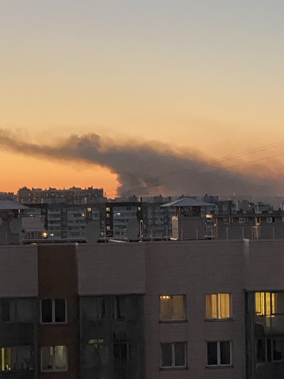 Петербург затянуло дымом с пожара на стройке в Мурино