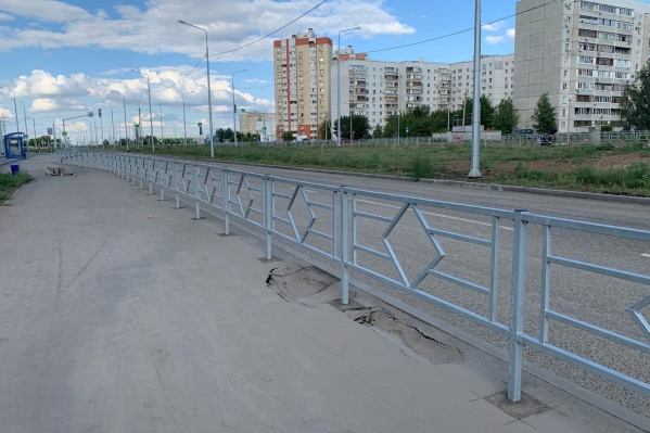 Одного ливня хватило, чтобы асфальт на Офицерской провалился Одного ливня хватило, чтобы асфальт на Офицерской провалился
