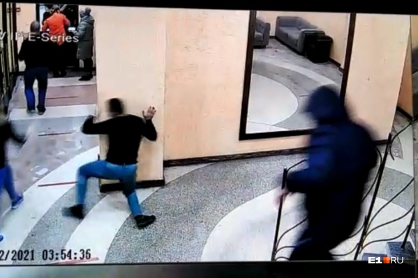 Полицейский пытался ударить охранника бара, но попал в случайного посетителя Полицейский пытался ударить охранника бара, но попал в случайного посетителя
